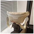 Détail du sac bandoulière en paille tissée avec panneau en cuir blanc et large sangle - Blanc