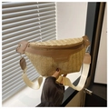 Détail du sac de poitrine tissé avec bordure en cuir marron et large sangle - Kaki
