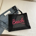 Schwarze Netztasche aus Nylon mit rosa Beach Vibes Aufdruck und großem Volumen - Schwarz Mit Pinker Schrift