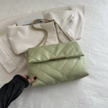Bolso bandolera verde claro acolchado con cadena dorada y costuras en forma de V - Verde
