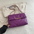 Elegante bolso bandolera acolchado violeta con relieve en V y cadena dorada - Morado