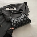 Bolso baguette negro acolchado con costuras en V y correa fina para el hombro - Negro