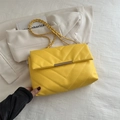 Bolso bandolera amarillo brillante acolchado con cadena dorada y cierre de metal - Amarillo