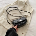 Mini zwarte gewatteerde tas met zilveren kettingriem en draaisluiting op tweed blazer - Zwart
