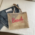 Beigefarbene Strandtasche aus Netzstoff mit pinkem Beach Vibes Aufdruck und viel Platz - Khaki mit rotem Text