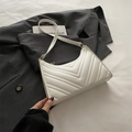 Bolso de hombro en cuero acolchado blanco con herrajes dorados y correa fina - Blanco