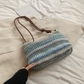 Borsa tote intrecciata a righe arcobaleno con motivo chevron blu-verde e manici in pelle - Blu