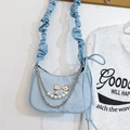 Borsa a mezzaluna azzurra con fiocco, catena di perle e tracolla arricciata - Blu