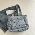 Bolso tote de pana azul claro con estampado de lazos y textura acolchada - Azul