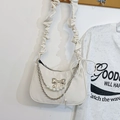 Elegante borsa a spalla beige a nuvola con catena di perle e fiocco metallico - Bianco Sporco