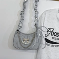Borsa a spalla nuvola grigio argento con fiocco metallico, perle e stile estetico Y2K - Argento