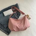 Bolso tote rosa de nailon acolchado con correa ajustable y un tierno colgante de peluche - Con Colgante / Rosa