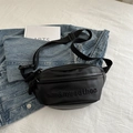 Elegante bolso de pecho cruzado en cuero negro mate con bordado sobre fondo denim - Negro