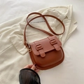 Bolso bandolera de cuero sintético marrón con hebillas doradas y correa ajustable - Marrón