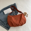 Bolso tote de nailon marrón rojizo con etiqueta de moda y colgante de peluche suave - Con Colgante / Naranja