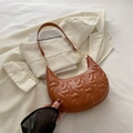 Borsa a mezzaluna marrone trapuntata con finiture dorate e stile retrò raffinato - Marrone