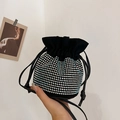 Borsa a secchiello nera con strass colorati e chiusura a coulisse in velluto - Strass Iridescente Nero