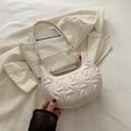 Borsa a mezzaluna avorio con trama geometrica 3D a rilievo e finiture dorate - Bianco