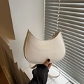 Bolso de hombro minimalista blanco roto en forma de media luna con logotipo dorado - Blanco