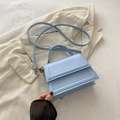 Minimalistische lichtblauwe vierkante schoudertas van mat kunstleer met goudkleurig metaal - Blauw