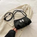 Elegante borsa a tracolla nera con fiocco in metallo argento e tessuto testurizzato - Nero