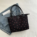 Borsa tote in velluto nero con stampa di fragole e manici in ecopelle di qualità - Nero