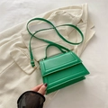 Minimalistische felgroene vierkante crossbodytas met handvat en goud metaalwerk - Groen