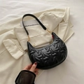 Borsa a spalla nera a mezzaluna con trapuntatura geometrica e dettagli oro - Nero