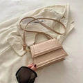 Minimalistische beige crossbodytas van kunstleer met rechthoekige stiksels details - Khaki
