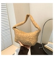 Détail du motif matelassé floral sur un sac beige avec fermeture éclair et bandoulière - Kaki