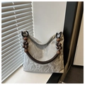 Détail du sac argenté froissé avec poignées en perles de bois et corde tressée rétro - Argenté