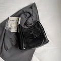 Borsa tote nera minimalista in pelle lucida con un elegante dettaglio a fiocco - Standard / Nero