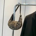 Halbmond-Tasche mit Leopardenmuster, goldener Schnalle und verstellbarem Schultergurt - Leoparden-Stil