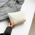 Bolsa de cosméticos acolchada blanca con bordado floral y acabado de tela suave - Blanco