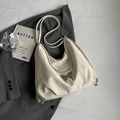 Grande borsa tote crema in pelle martellata con catena d'argento e ciondolo a farfalla - Bianco Sporco