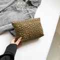 Neceser acolchado marrón oscuro con bordado floral 3D y diseño ligero y minimalista - Marrón