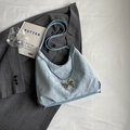Borsa tote celeste capiente con tessuto plissettato e catena decorativa in metallo - Blu
