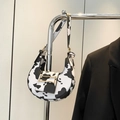 Cowprint Halbmond Satteltasche mit schwarz-weißem Muster und goldener Schnalle - Kuh-Stil