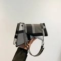 Bolso de hombro geométrico asimétrico con patchwork en negro y blanco y asa de cadena - Gris