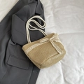 Bolso tote de paja beige claro con lazo de encaje blanco y asas de cuerda para el verano - Caqui