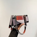 Bolso geométrico moderno con bloques de color y patrón patchwork en rojo, negro y blanco - Rosa Rojo