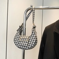 Schicke schwarz-weiße Crescent-Schultertasche mit Hahnentrittmuster und goldener Schnalle - Hahnentritt-Stil