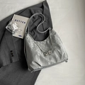 Borsa tote in pelle stropicciata argento, finitura metallica, catena e ciondolo a fiocco - Argento