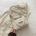 Borsa a secchiello a mezzaluna in pelle bianco crema con fiocco metallico e tracolla - Bianco