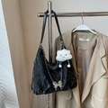 Grand sac fourre-tout noir avec chaîne, pendentif papillon et breloque nuage blanc - Avec Pendentif / Noir
