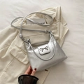 Borsa hobo argento metallizzato con fiocco decorativo e tracolla annodata su abito - Argento
