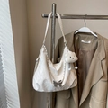 Sac hobo en croissant blanc avec breloque papillon et pendentif nuage doux - Avec Pendentif / Blanc Cassé