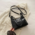 Borsa sottobraccio nera lucida con fiocco argento e tracolla regolabile - Nero