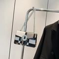 Chique schoudertas voor dames met geometrisch patchwork, strass gesp en ketting - Blauw