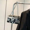 Zwart-witte tweed schoudertas met grote kristallen gesp en zilverkleurige ketting - Grijs